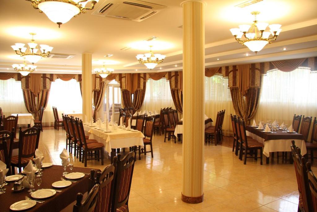 Hôtel Europe à Oujhorod Extérieur photo