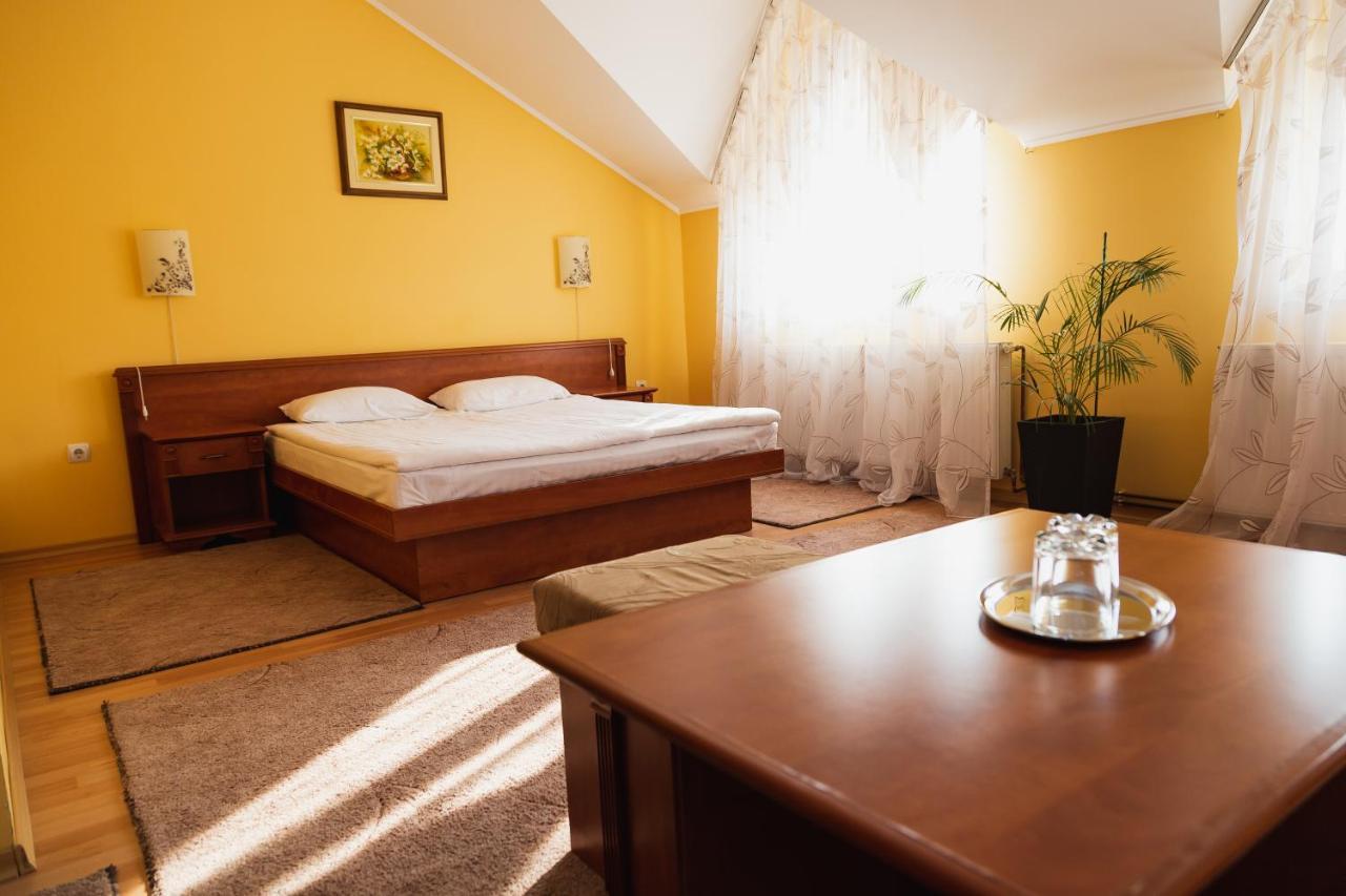 Hôtel Europe à Oujhorod Extérieur photo