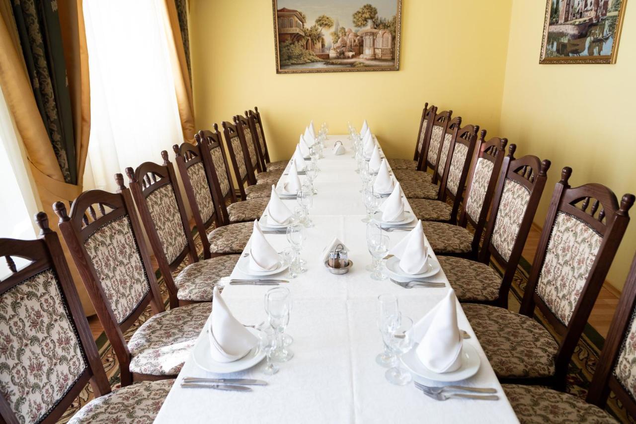 Hôtel Europe à Oujhorod Extérieur photo